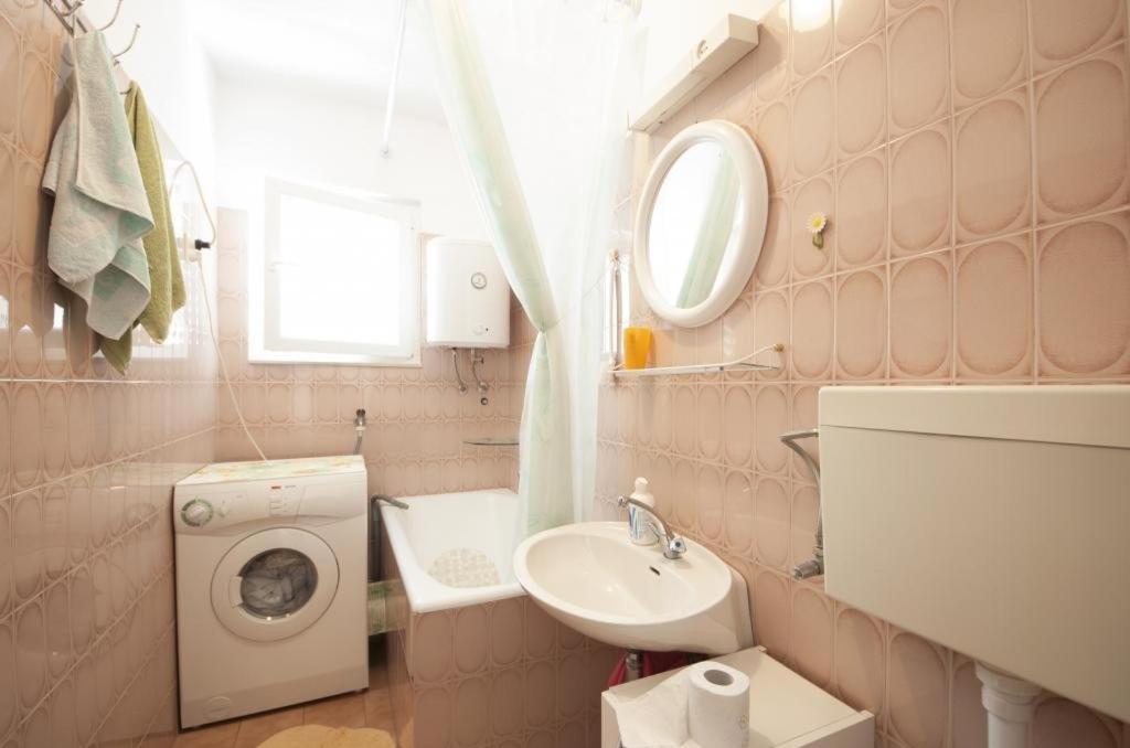 Apartments Mira Splitska Εξωτερικό φωτογραφία